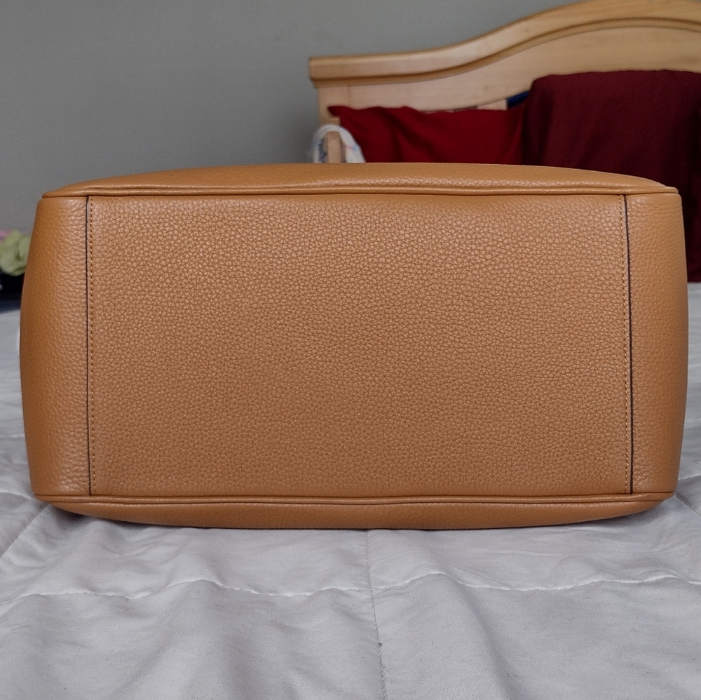Coach big leather purse in light saddle - Picture 9 of 15